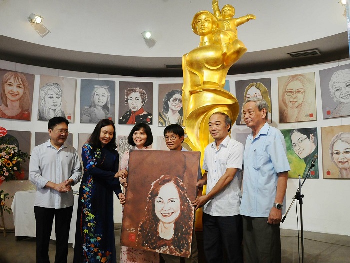 Nhà báo Huỳnh Dũng Nhân trao tặng tranh chân dung nhà báo nữ cho Bảo tàng Phụ nữ Việt Nam